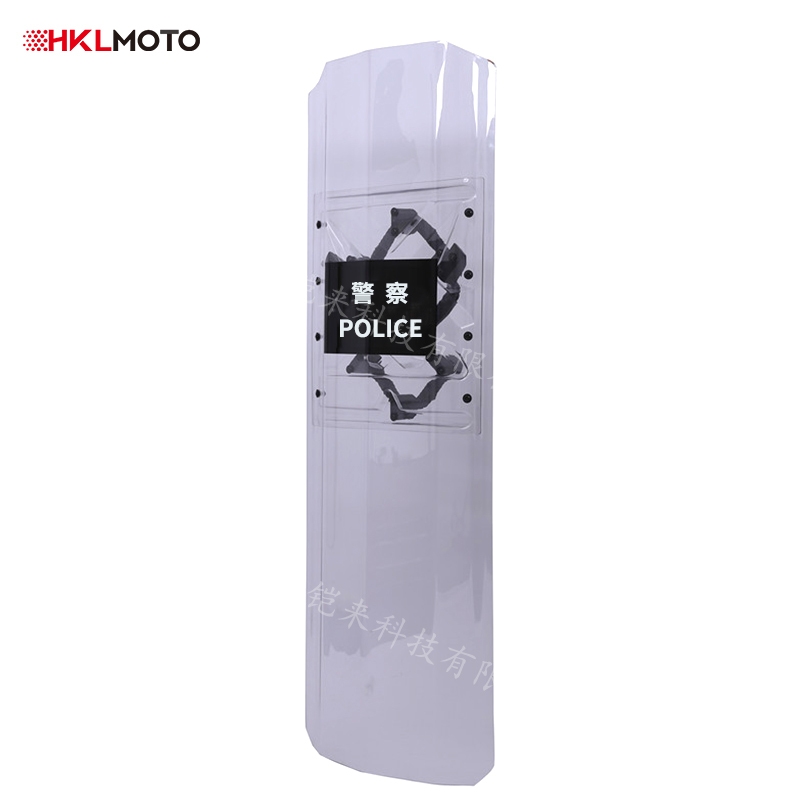 豪鎧來(lái) HKL-DP003 捷克盾牌長(zhǎng)盾 盾體表面光滑，兩側(cè)折翼，中間V型設(shè)計(jì)，能多角度有效阻礙危險(xiǎn)物的襲擊，并有效緩解正面所受重力，雙層板面設(shè)計(jì)，背板根據(jù)人體結(jié)構(gòu)設(shè)計(jì)，雙把手握把，操作簡(jiǎn)單便捷且安全有效